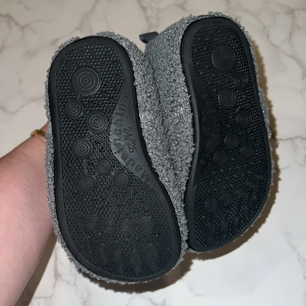 NWOT Dark Gray Kids Sherpa Booties (24/25)